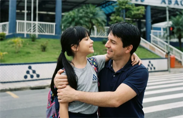 Pai e filha em frente ao Colégio Ábaco