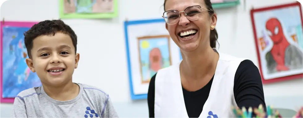 Professora acompanhando um aluno